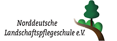 Logo NoLa - Text Norddeutsche Landschaftspflegeschule, daneben ein Baum mit grünen Blättern und ein Busch